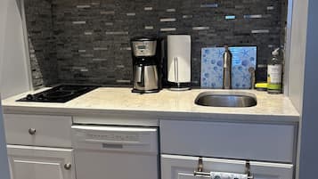 Refrigerador, microondas, lavavajillas y cafetera y tetera