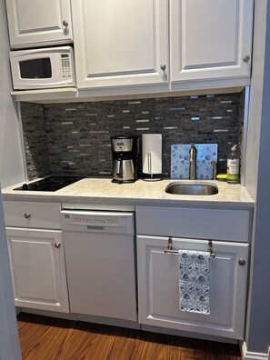 Fridge, microwave, dishwasher, coffee/tea maker - Relaxing Escape – Just a 5-Minute Walk to the Beauty of Perkins Cove (York)