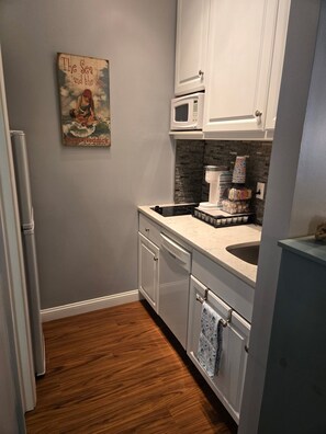 Refrigerador, microondas, lavavajillas y cafetera y tetera