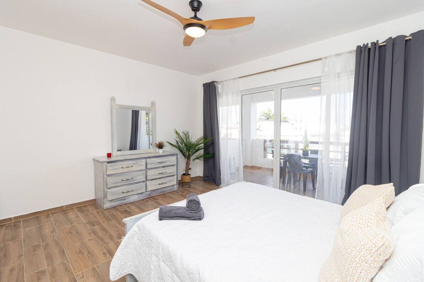 Työpöytä, silitysrauta/-lauta, vauvan matkasänky, Wi-Fi