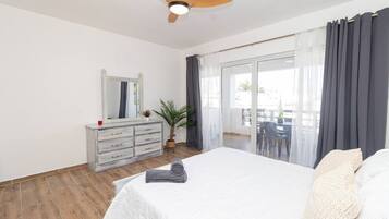 Työpöytä, silitysrauta/-lauta, vauvan matkasänky, Wi-Fi