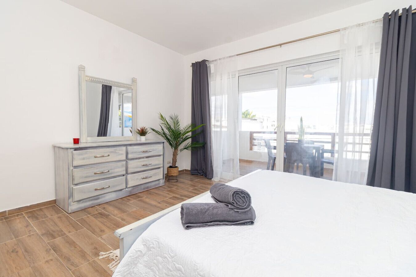 Työpöytä, silitysrauta/-lauta, vauvan matkasänky, Wi-Fi