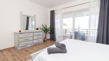 Työpöytä, silitysrauta/-lauta, vauvan matkasänky, Wi-Fi