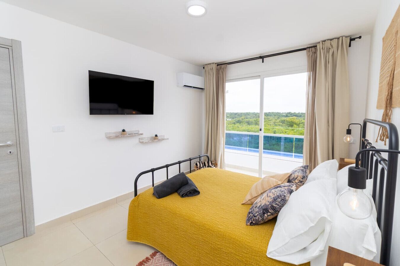 Desk, iron/ironing board, travel cot, WiFi