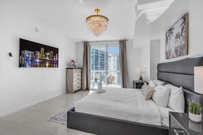 1 slaapkamer, een bureau, een strijkplank/strijkijzer, reisbedje