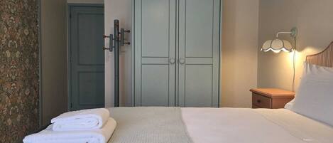 4 quartos, ferros/tábuas de passar roupa, Wi-Fi, roupa de cama