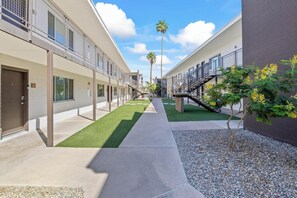 Property grounds - Cozy 2BR w/ Patio, Pool, Gym & Pet Friendly (Phoenix)