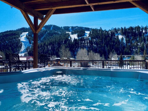 Penthouse in the center of town w/hot tub.