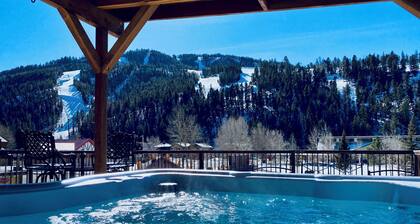 Penthouse in the center of town w/hot tub.