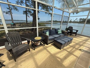 Living area - Pine Cove on the Severn - 13-acre Private Retreat with Pool (Hayes)