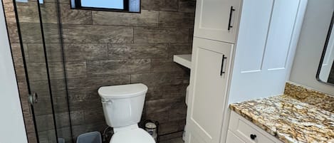 Douche, sĂšche-cheveux, serviettes fournies, savon