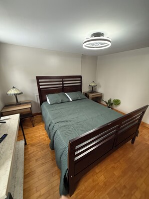 3 habitaciones, tabla de planchar con plancha, wifi y ropa de cama 