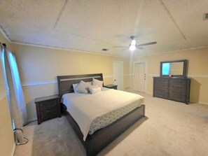 4 bedrooms, internet, bed sheets