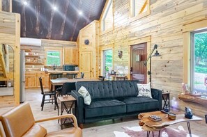 Smart TV - Private Cabin, forest retreat near Wolf Pen Gap (Mena)