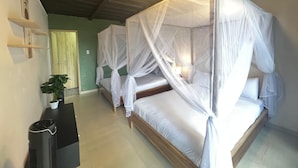 Una stanza con un letto a baldacchino, un tavolino con una pianta e una porta.