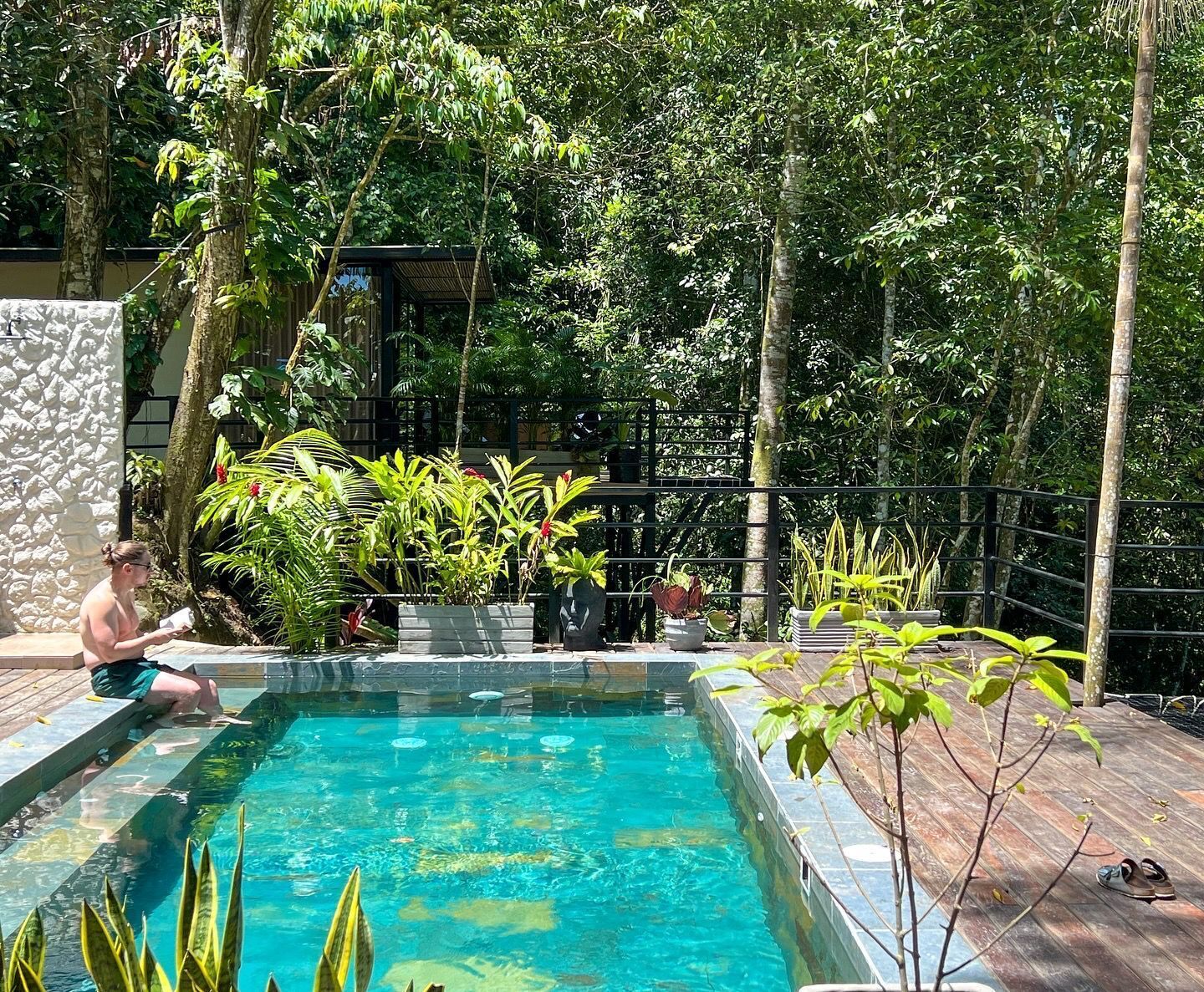 Piscine extérieure, chaises longues