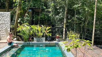 Kolam renang terbuka, kerusi lepak pantai