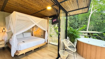 Comfort Suite, Balcony, Mountain View | Peti besi dalam bilik, langsir/tirai gelap terus, kalis bunyi