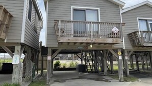 Un bâtiment à deux étages doté d’un balcon, d’une enseigne indiquant « Surf Shack 32 » et d’un panneau « Stationnement interdit ».