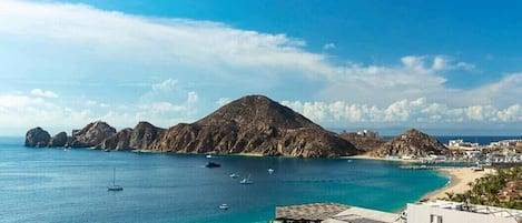 Na praia, espreguiçadeiras, toalhas de praia