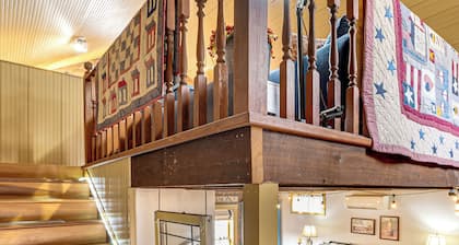 1 Block to Main St: 'Second Street Carriage House'