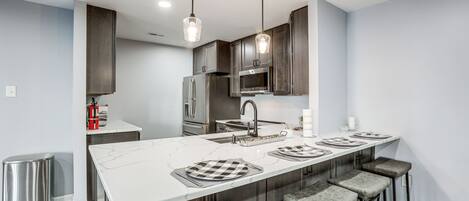 Réfrigérateur, micro-ondes, plaque de cuisson, lave-vaisselle