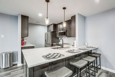 Easy Commute to Philly: Traveling Pros' Hub!