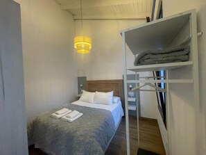 1 slaapkamer, een strijkplank/strijkijzer, wifi, beddengoed