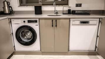 Basic Studio Suite, Balcony, Pool View | Private kitchen