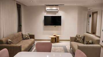 Basic Studio Suite, Balcony, Pool View | Living area