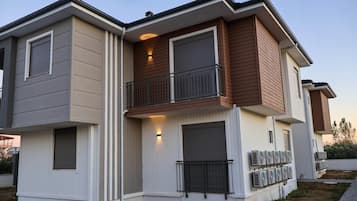 Basic Studio Suite, Balcony, Pool View | Exterior