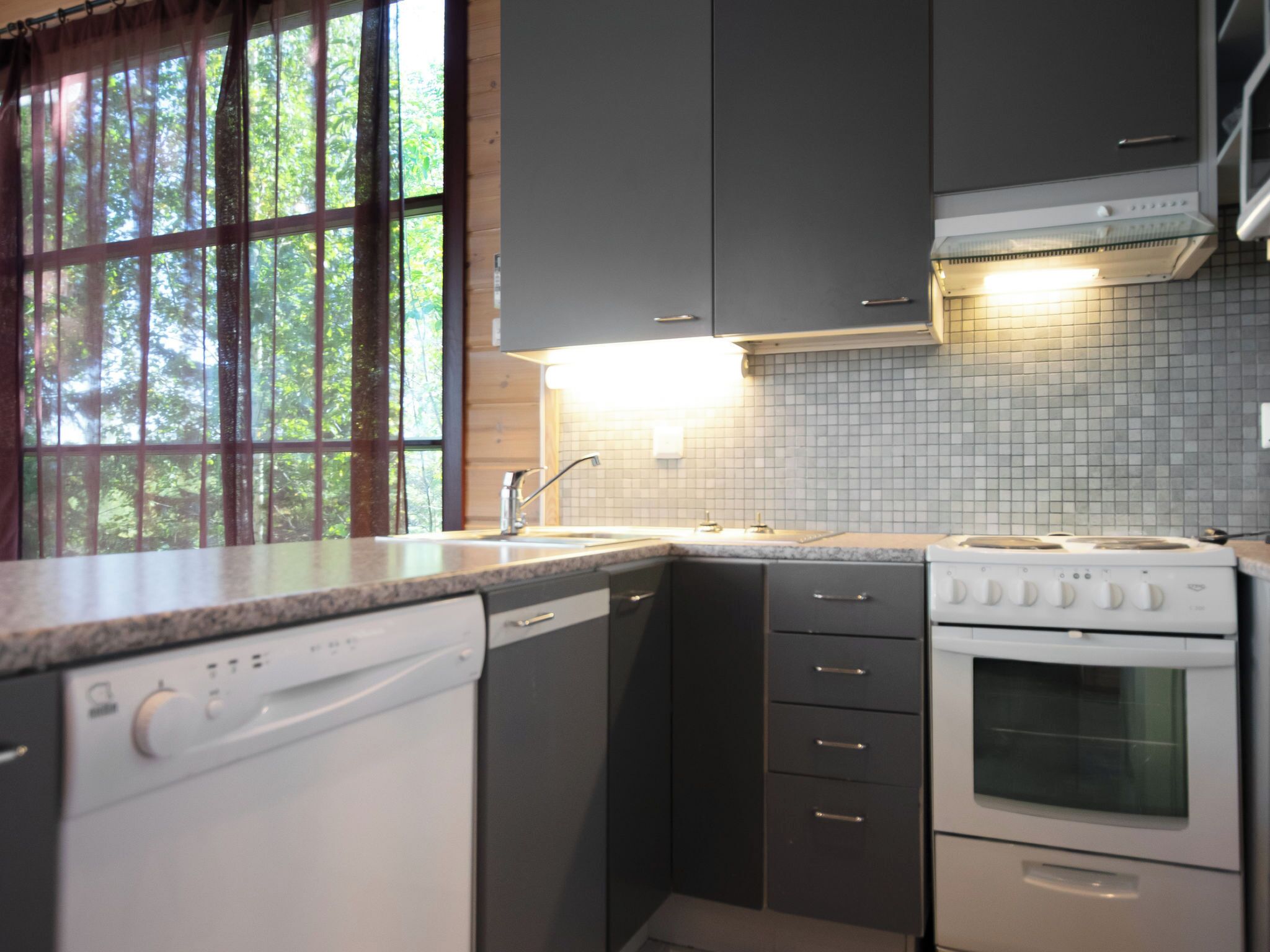 Refrigerador, microondas, lavavajillas y utensilios de cocina 