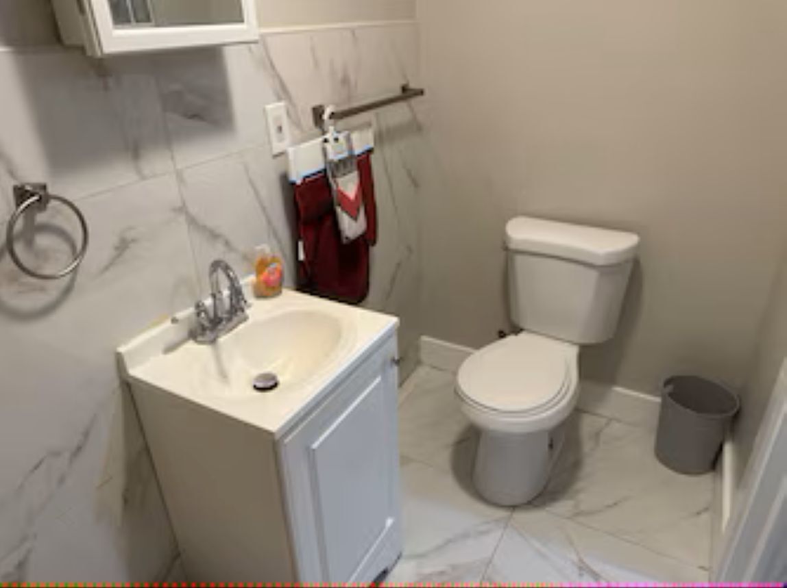 Douche, sèche-cheveux, serviettes fournies, savon