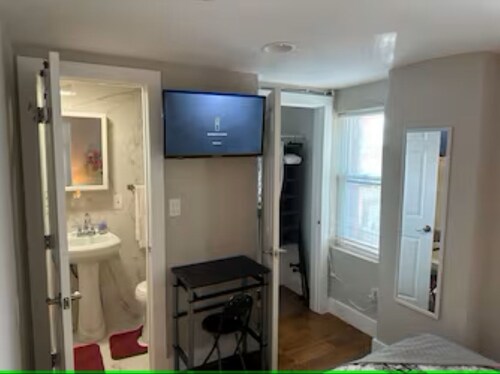 Charming 6-bedroom bed & breakfast in fabulous Philadelphia with WiFi