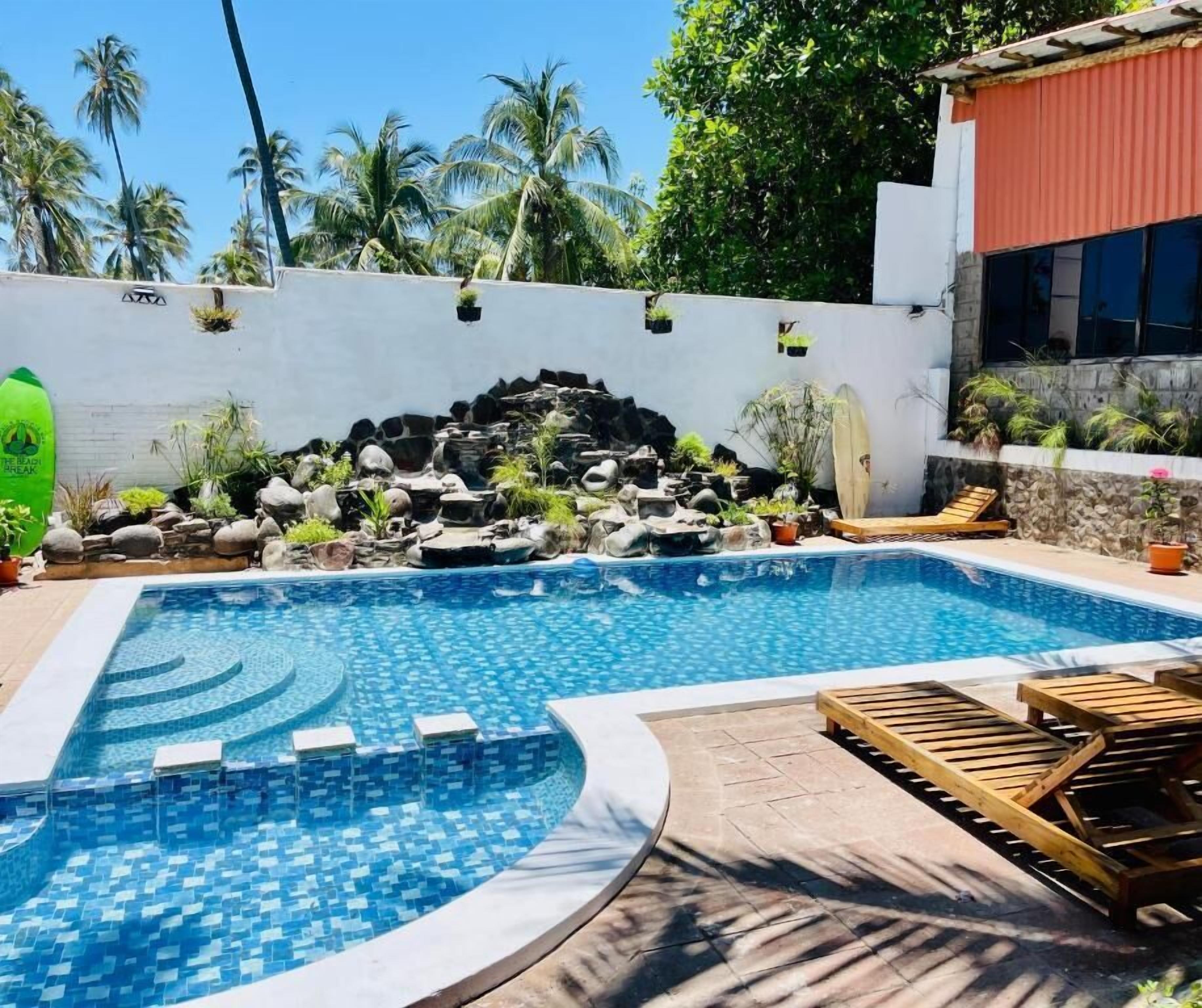 2 albercas al aire libre 