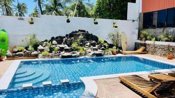 2 albercas al aire libre