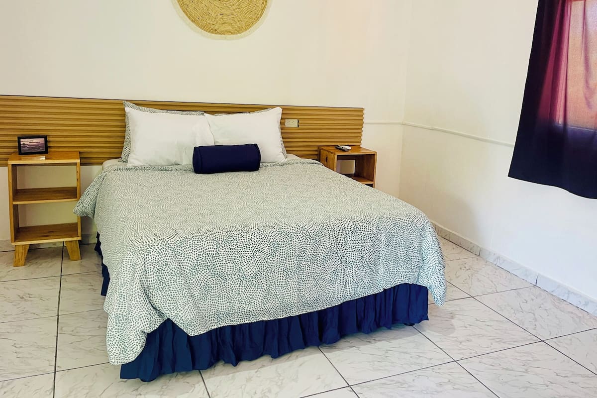 Room, 1 Queen Bed | Desk, laptop workspace, free WiFi