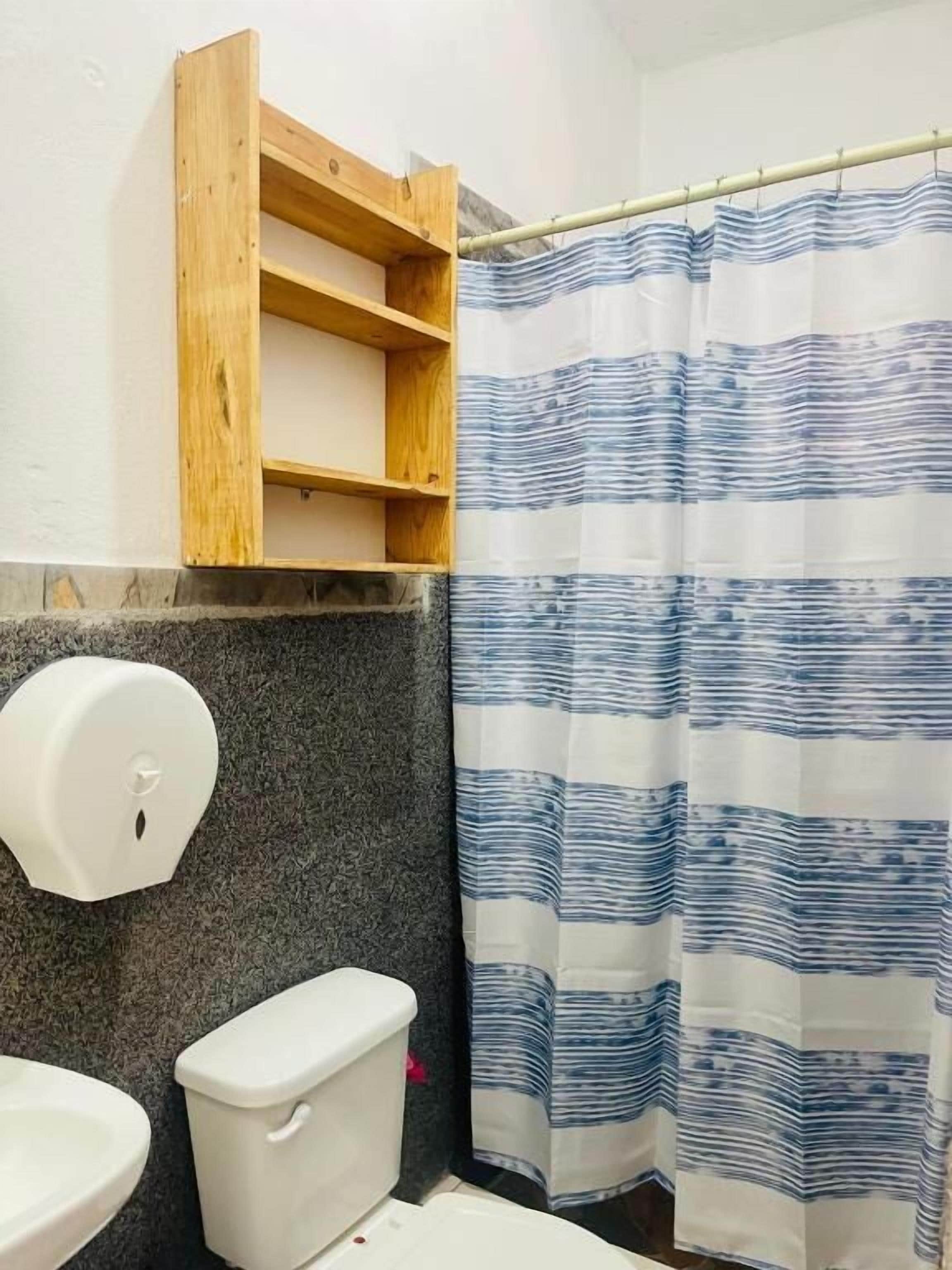 Regadera, toallas, jabón, papel de baño 