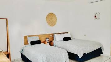 Escritorio, espacio para trabajar con laptop y wifi gratis