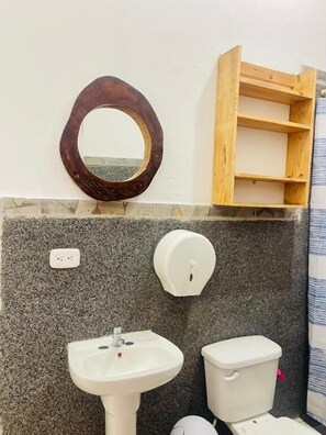 Shower, towels, soap, toilet paper - The Beach Break El Cocal (La Libertad)