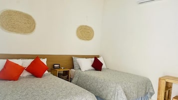 Kamar Triple Comfort | Meja kerja, ruang kerja ramah laptop, Wi-Fi gratis, dan seprai linen