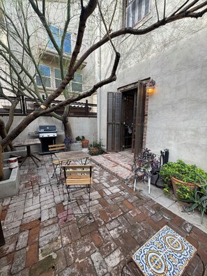 Outdoor dining - Charming Historic Downtown Apartment, One Bedroom, with Enclosed Patio (Tucson)