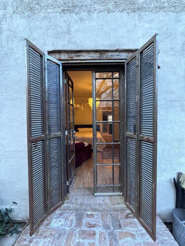 Charming Historic Downtown Apartment, One Bedroom, with Enclosed Patio