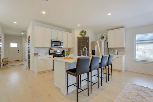 Resort Perks & Private Hot Tub: Brookshire Retreat