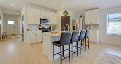 Resort Perks & Private Hot Tub: Brookshire Retreat