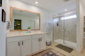 Hair dryer, towels - Resort Perks & Private Yard: Brookshire Retreat (Brookshire)