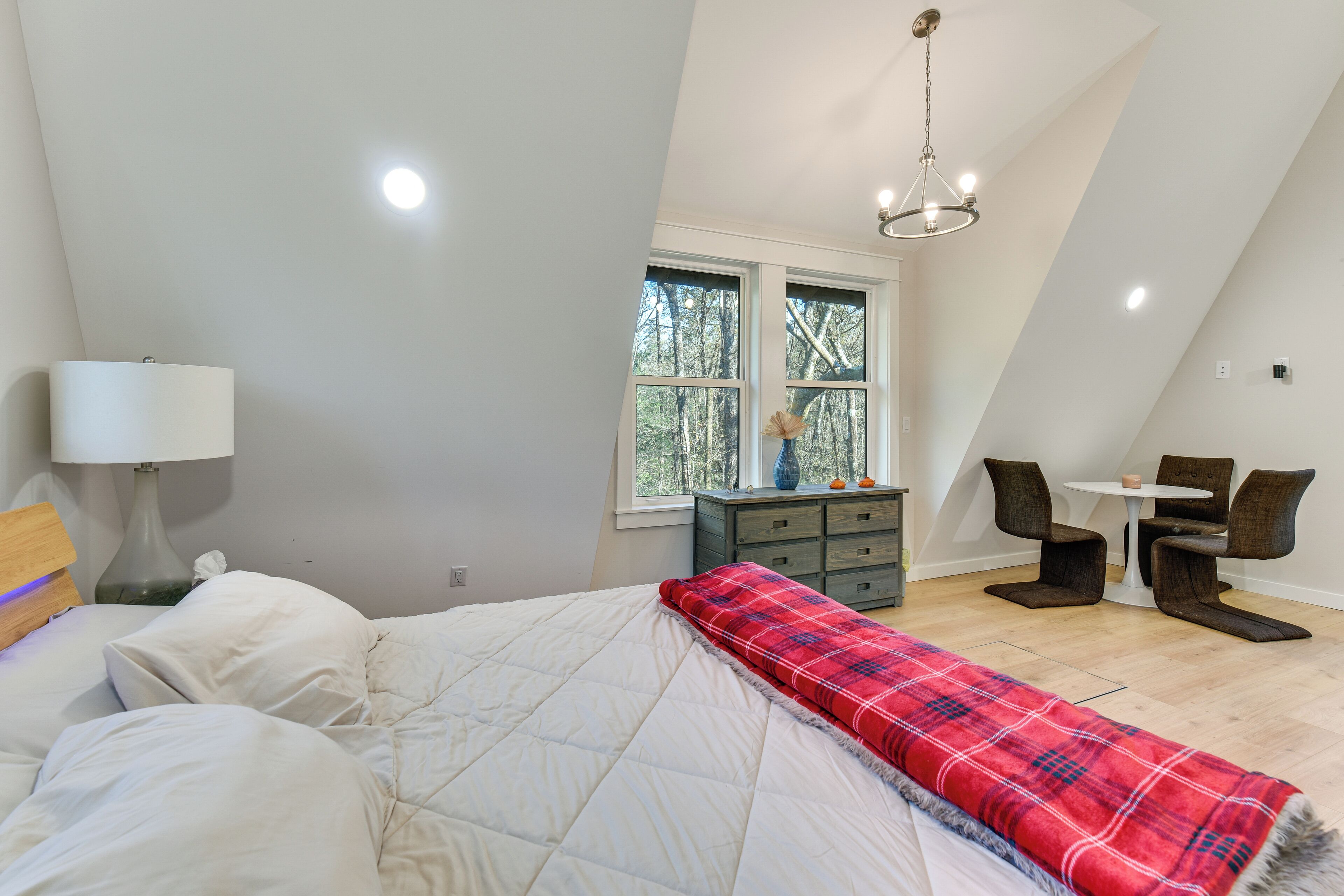 2 bedrooms, desk, internet, bed sheets