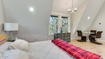 2 bedrooms, desk, internet, bed sheets