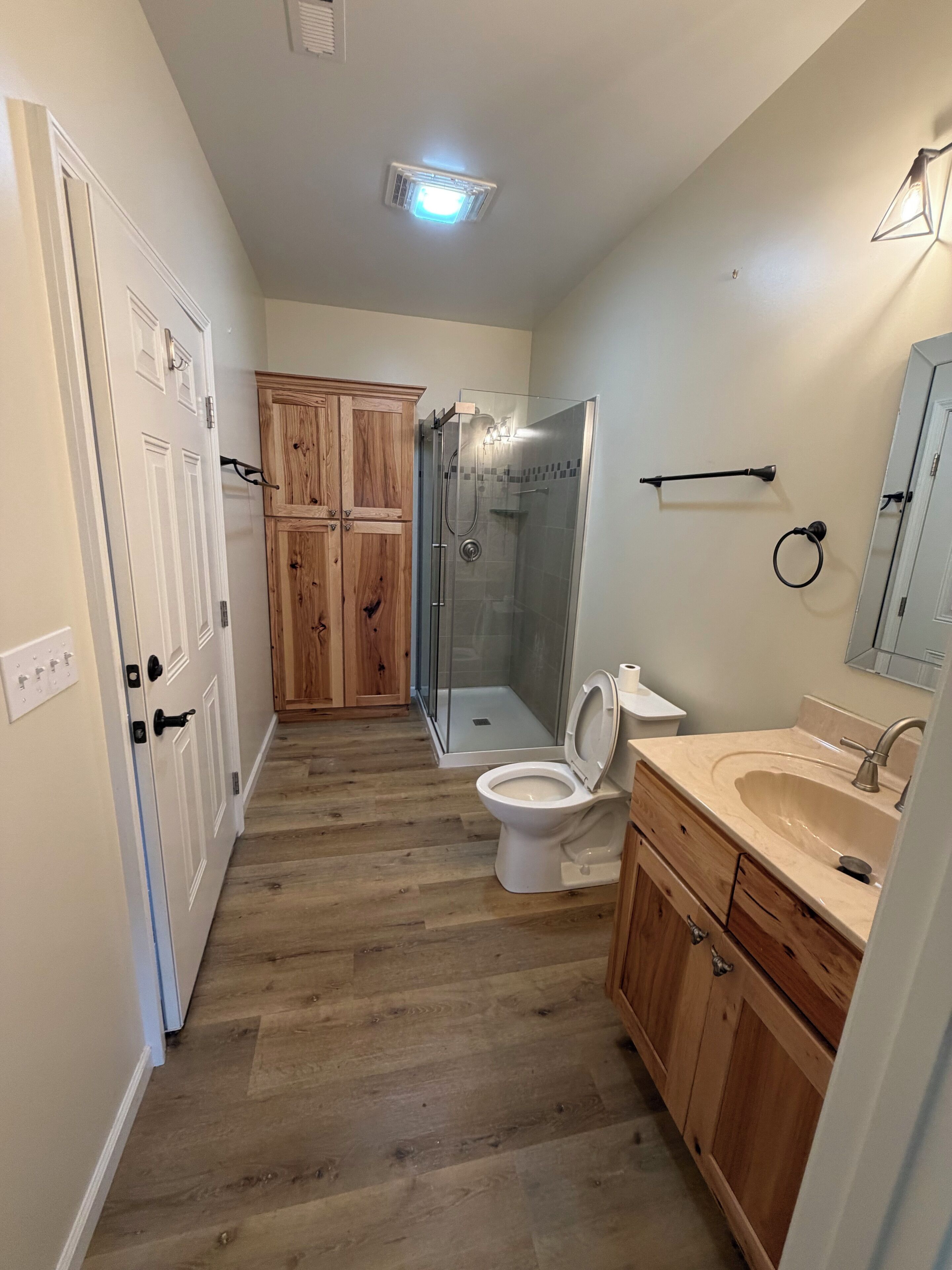 Regadera, secadora de cabello, toallas, jabón 