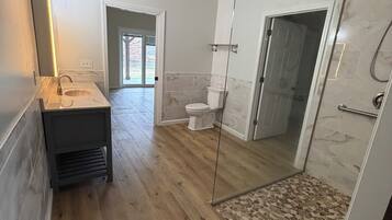 Dusj, hårføner, håndklær og såpe